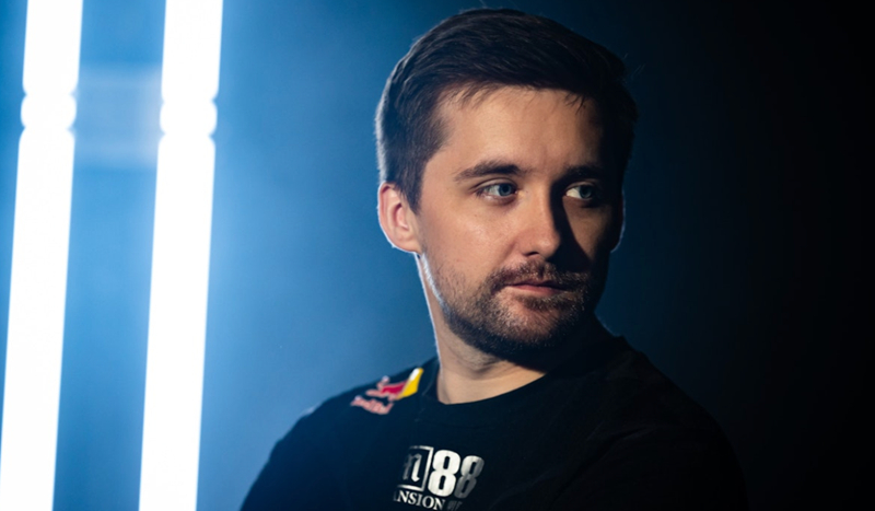 与 Cloud9 的Major冠军；退役于职业游戏