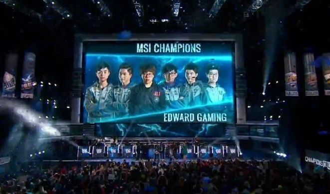 在今日TES对阵OMG的比赛中，Rookie使用阿卡丽达成了在LPL的第3000杀，是LPL第1位达成该成就的选手＼