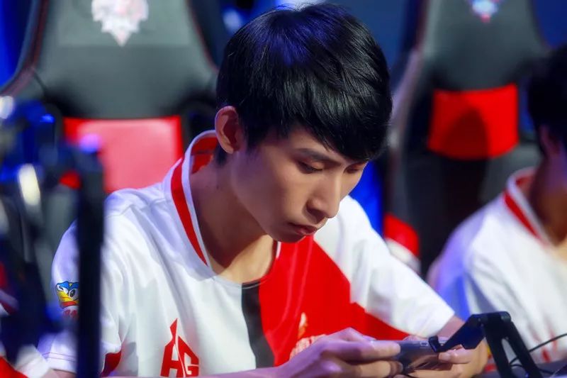 网友热议第二个名人堂：感觉是UZI 因为没有提到夺冠