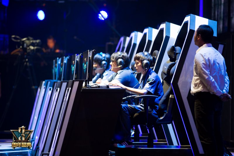 LPL海报大比拼：LNG集合打CALL RNG斗转星移