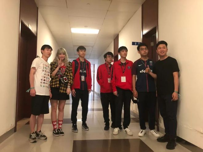 反恐精英2：8月27日的更新恢复了在 Ancient 上的手雷排列视觉效果；并修复了刀具动画